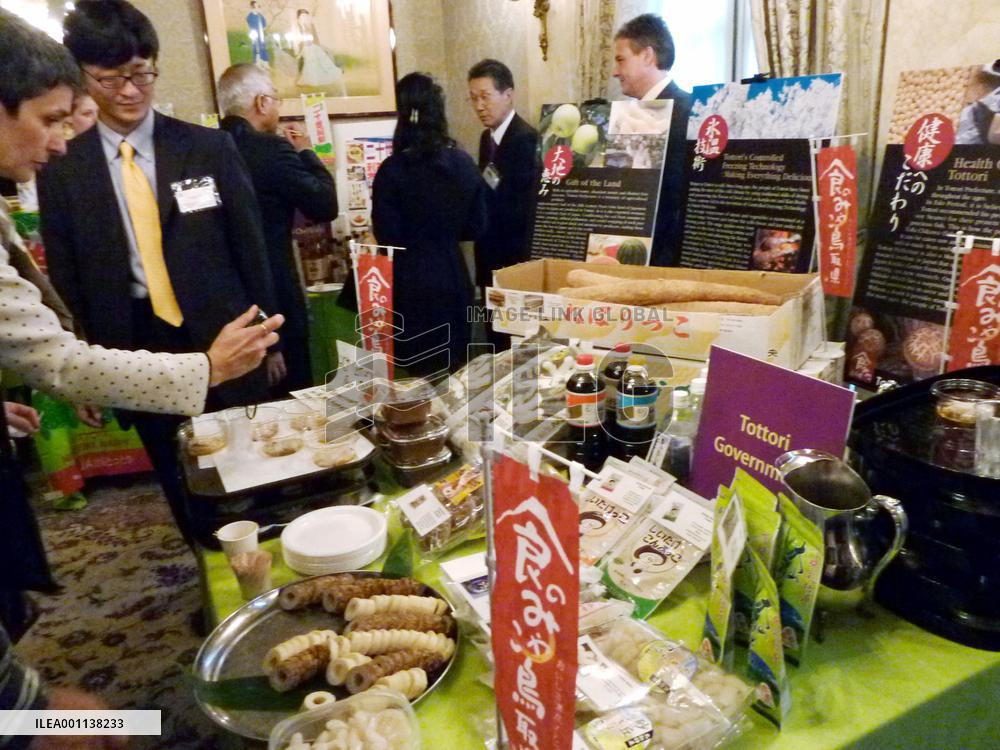 Tottori promotes food, sake at New York event