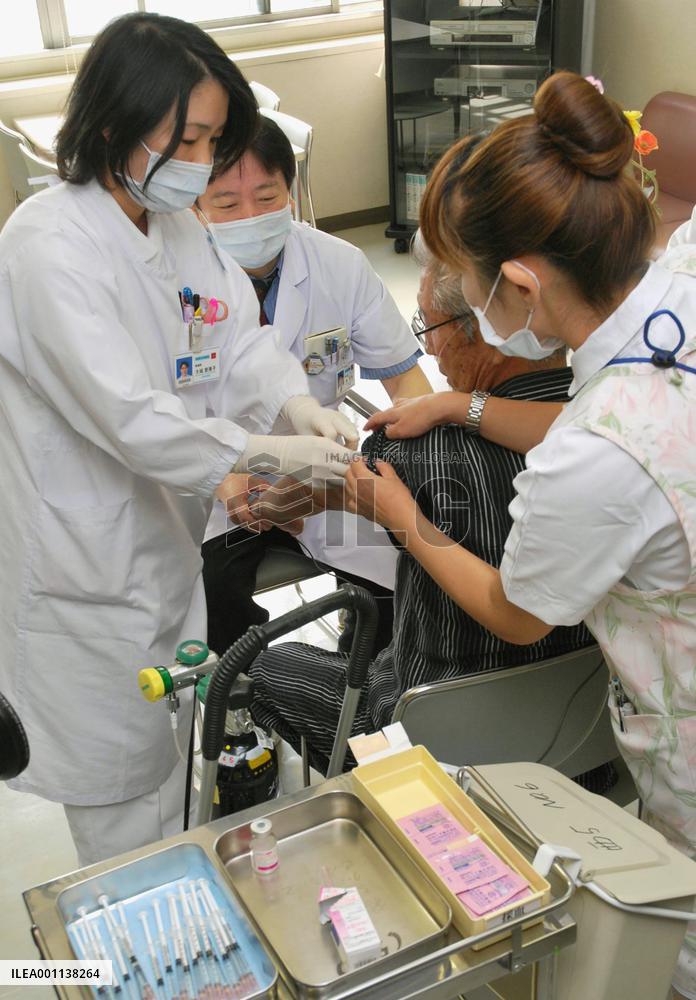 Ill people, pregnant women begin getting shots against new flu