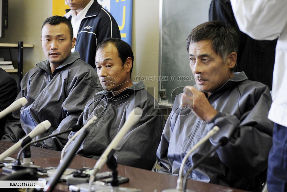 3 fishermen recount days trapped under capsized boat