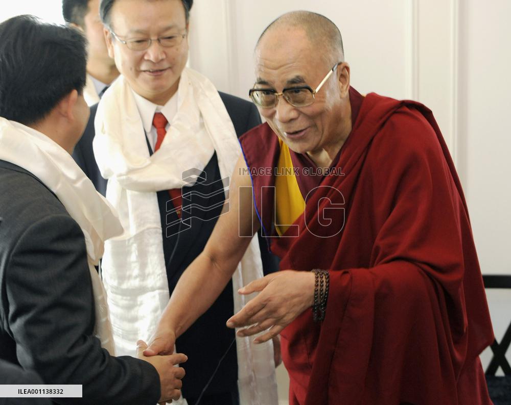 Dalai Lama meets with Japan legislators