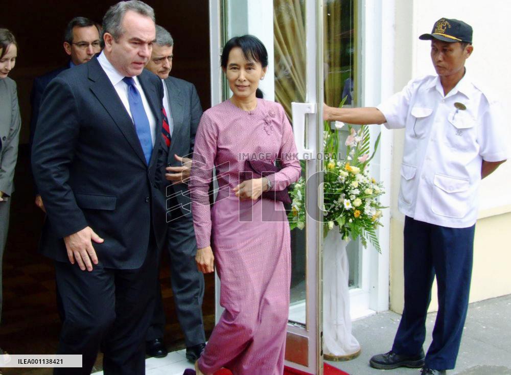 Campbell meets with Suu Kyi