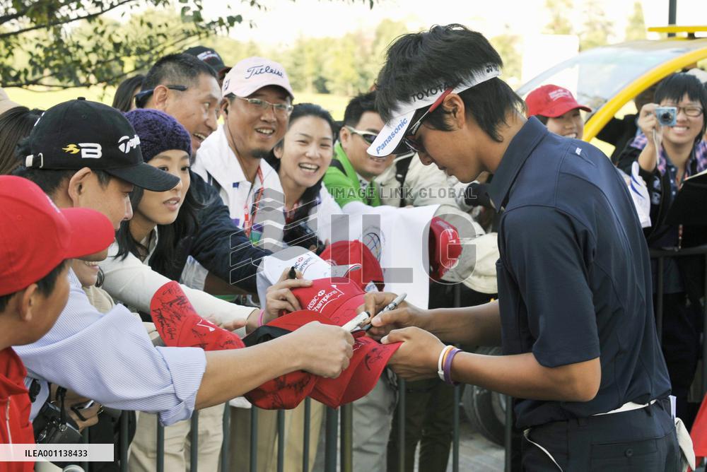 Ishikawa signs autographs at HSBC Champions