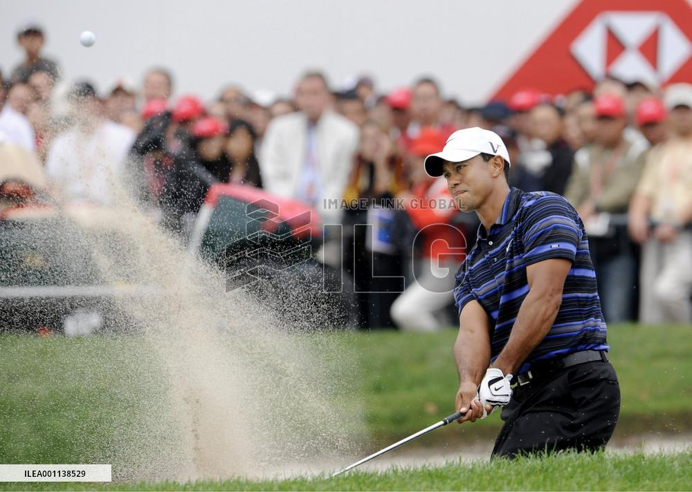 Mickelson takes lead over Woods, Watney at HSBC