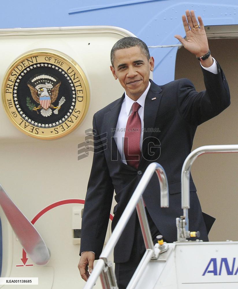 Obama arrives in Tokyo for talks with Hatoyama