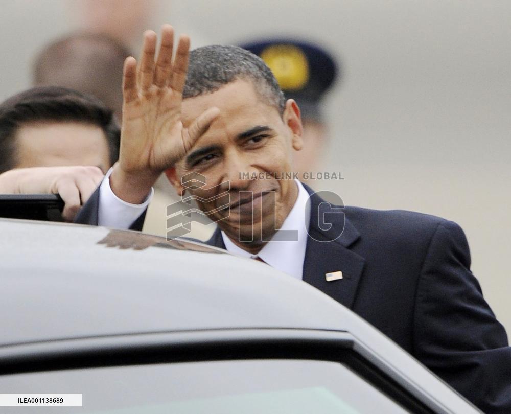 Obama arrives in Tokyo for talks with Hatoyama