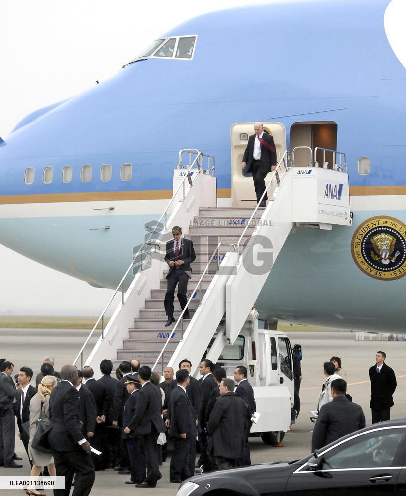 Obama arrives in Tokyo for talks with Hatoyama
