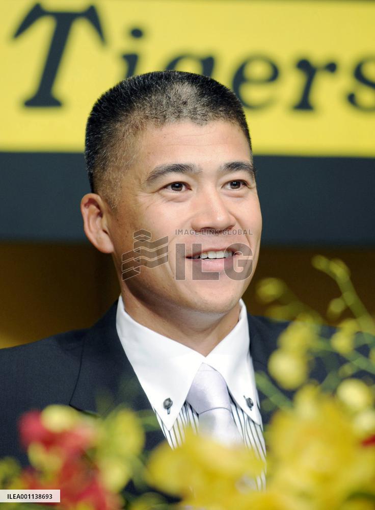 Jojima signs 4-year deal with Hanshin