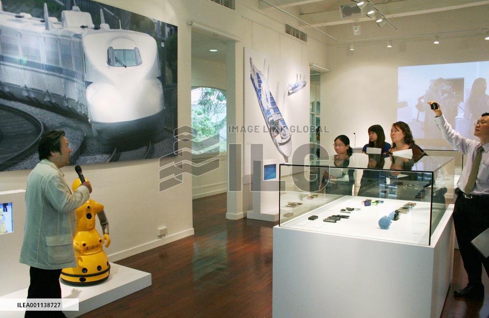 Hatoyama attends opening ceremony of Japan center in Singapore