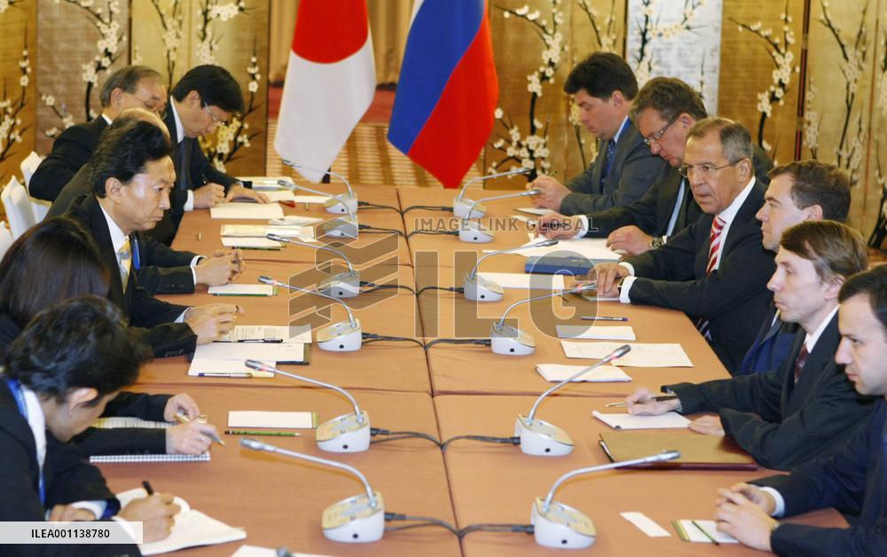 Japan, Russia hold bilateral talks in Singapore