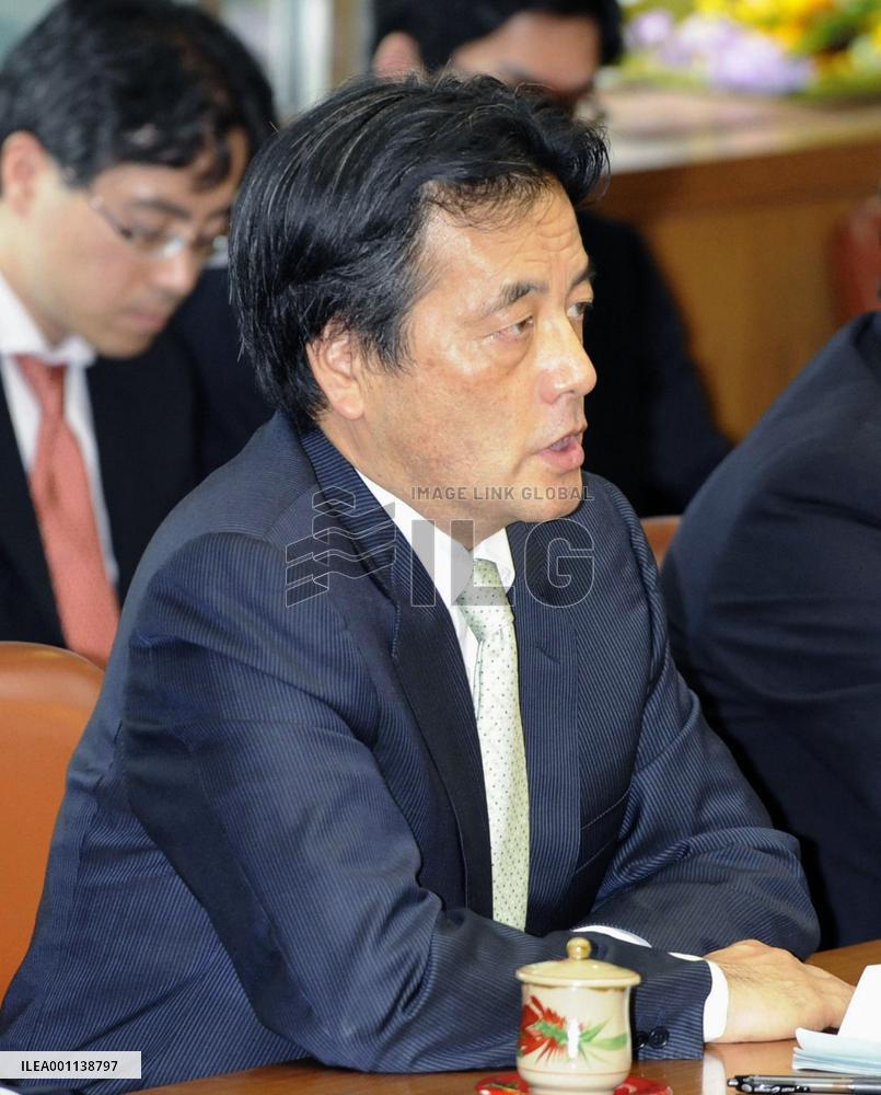 Okada meets with Okinawa governor