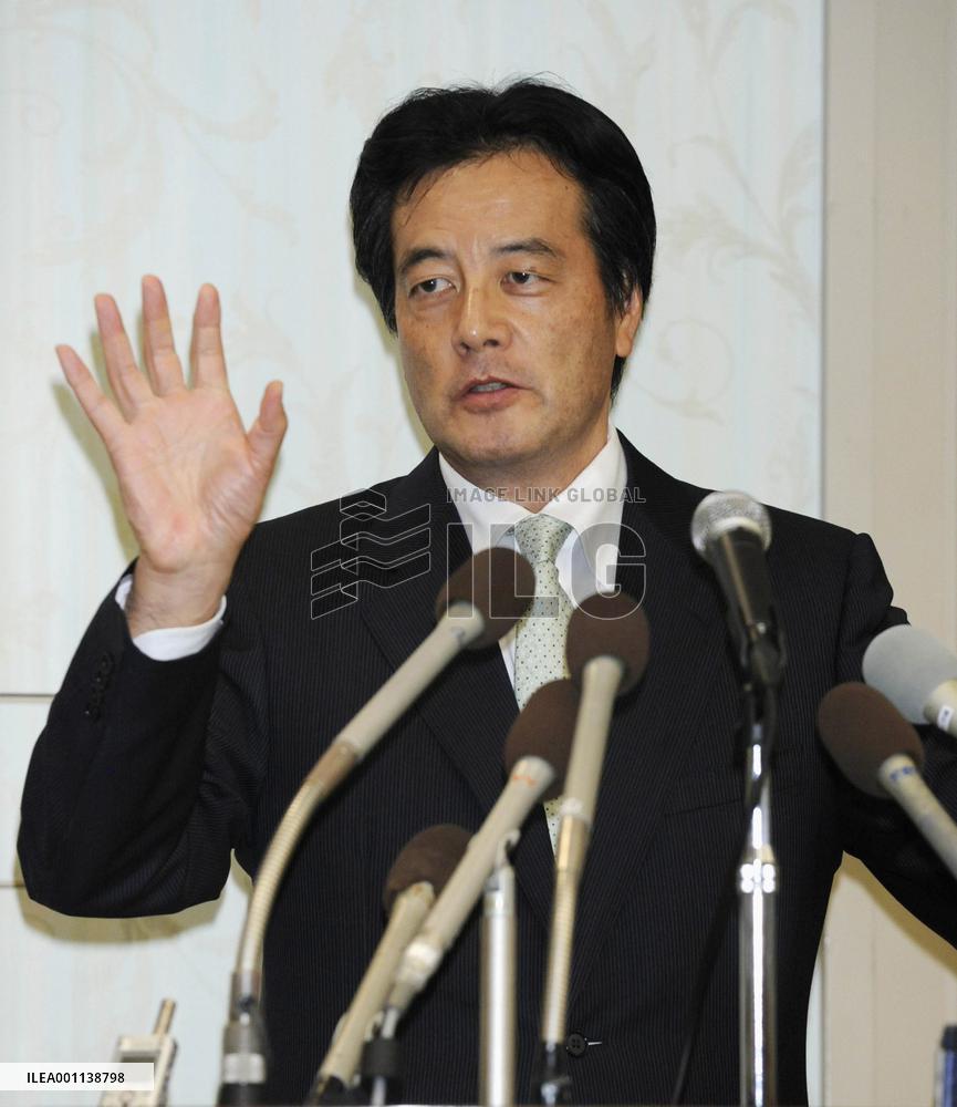 Okada speaks to press in Okinawa