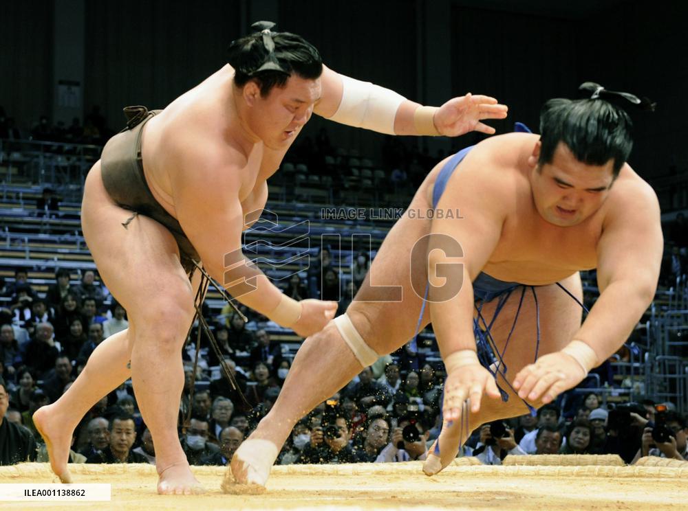 Unbeaten Hakuho beats Kotoshogiku