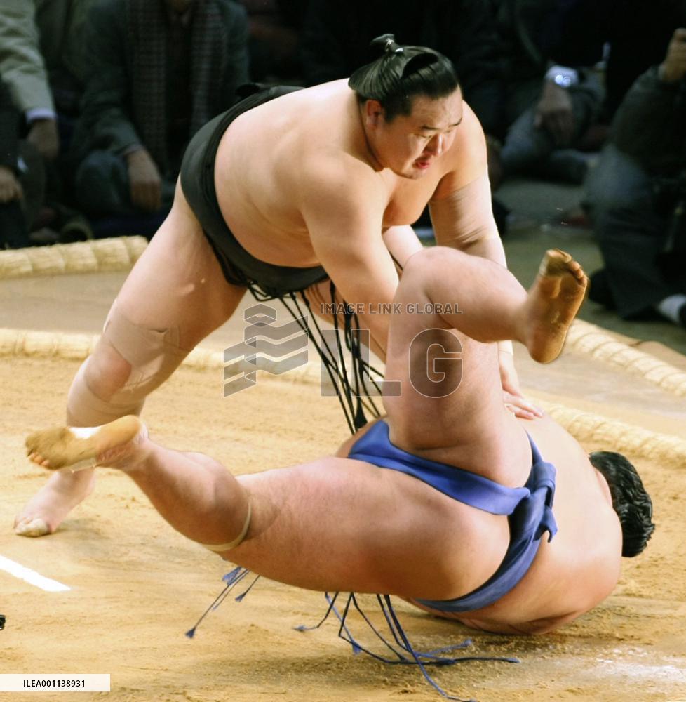 No change at the top as Asa, Hakuho breeze to victory in Kyushu