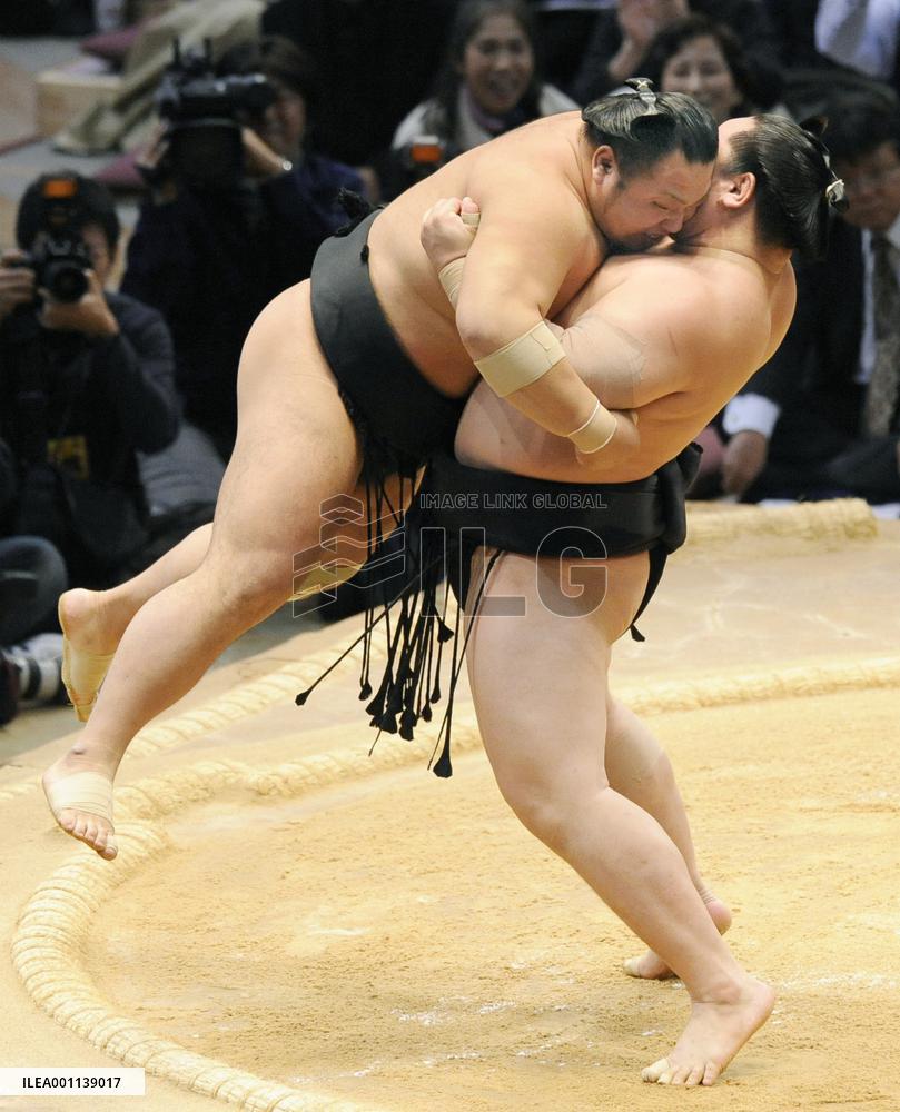 Asashoryu sentences Chiyotaikai to fatal 8th defeat in Kyushu