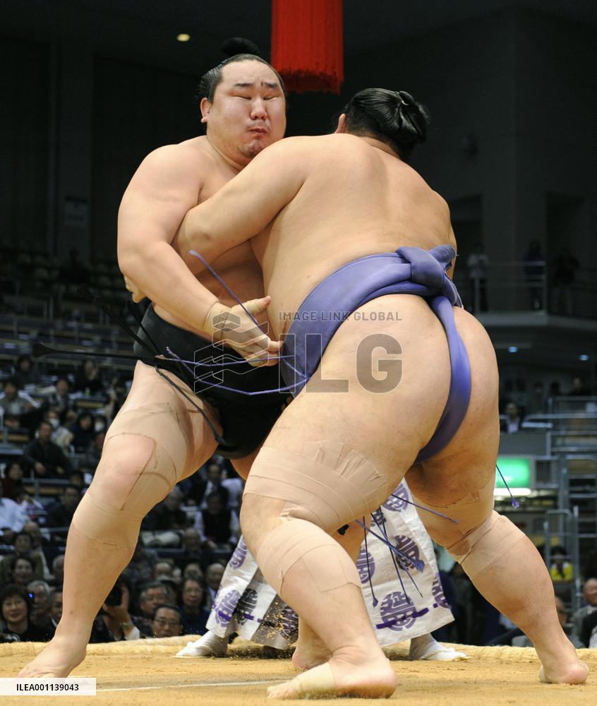 Asashoryu beats Kaio
