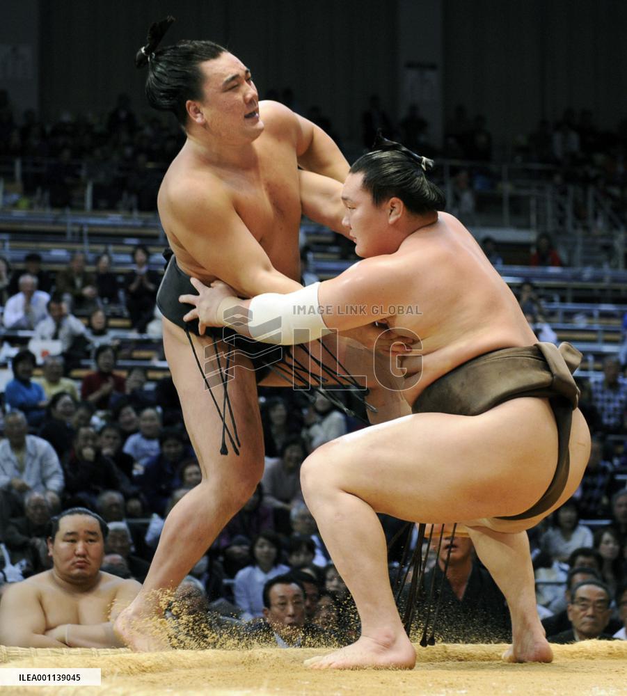 Asashoryu, Hakuho edge closer to Kyushu showdown