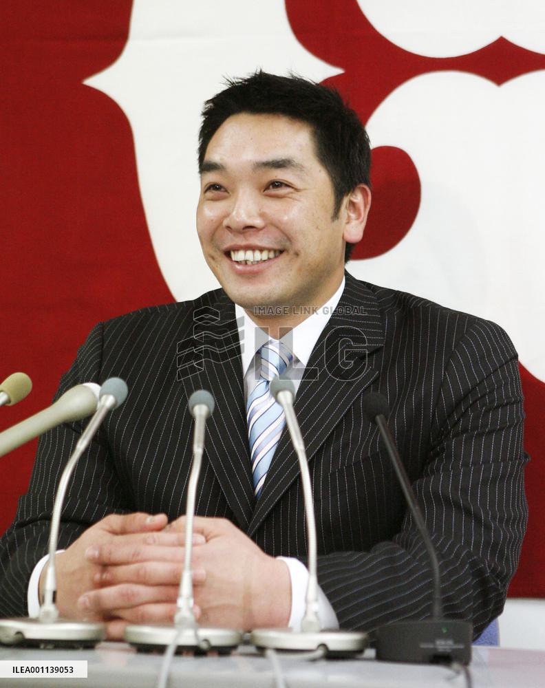 Abe re-signs with Yomiuri