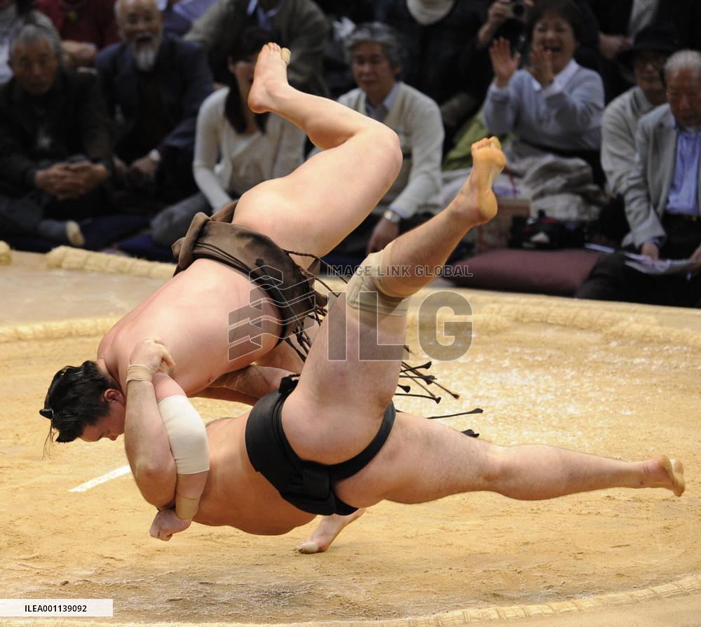 Unbeaten Hakuho beats Kotooshu