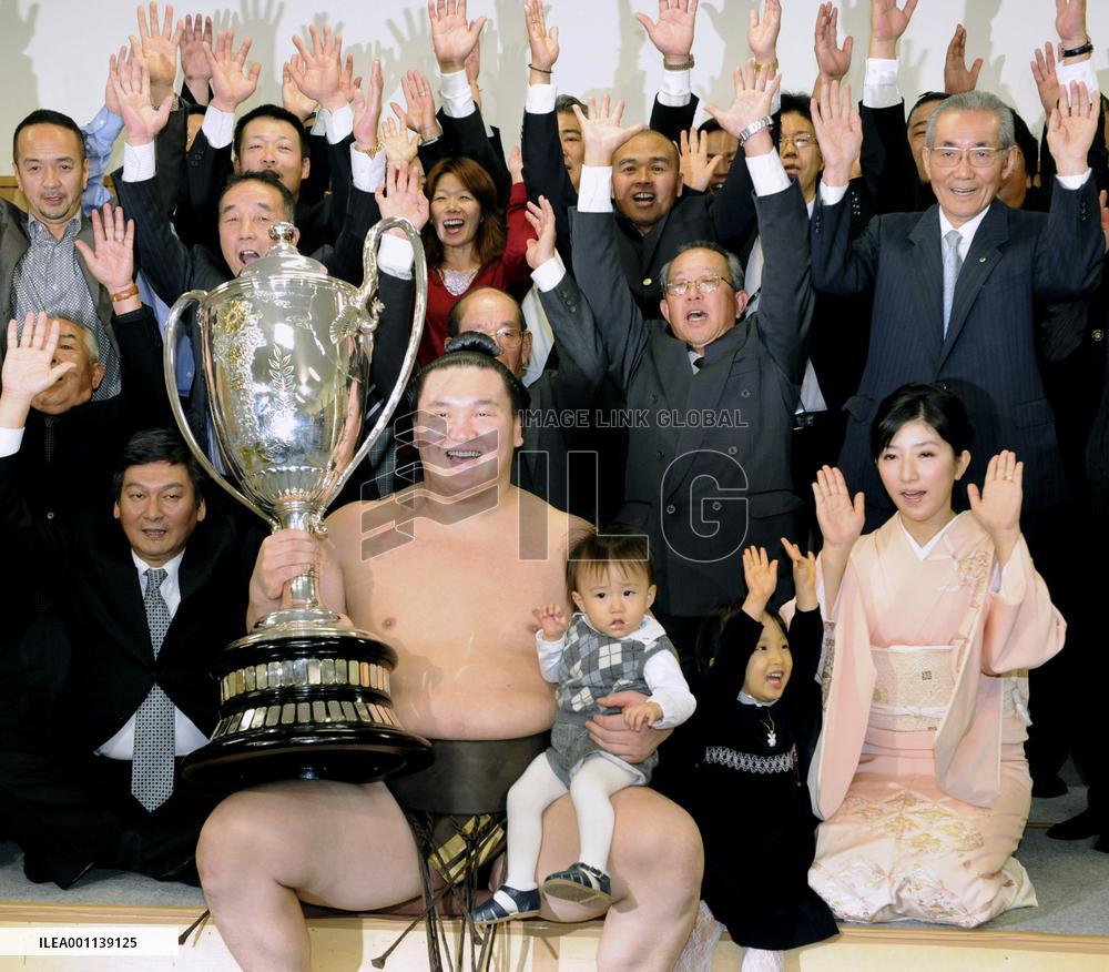 Mongolian yokozuna Hakuho wins Kyushu sumo tournament
