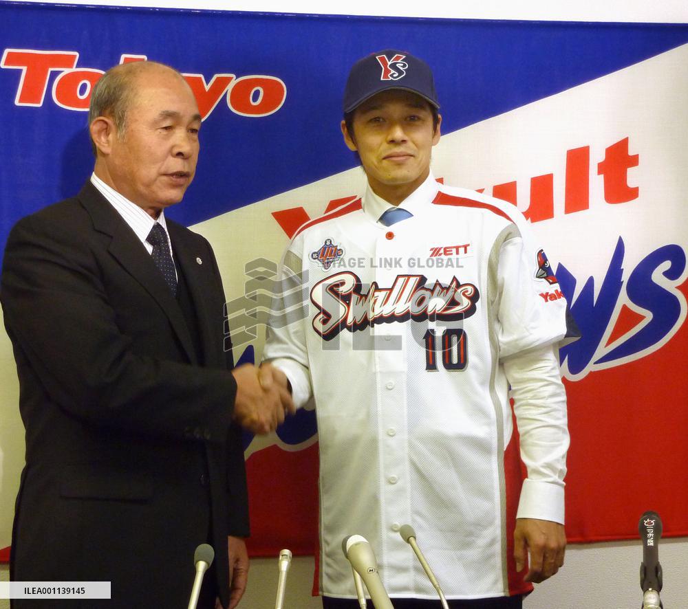 Fujimoto signs 2-year deal with Yakult