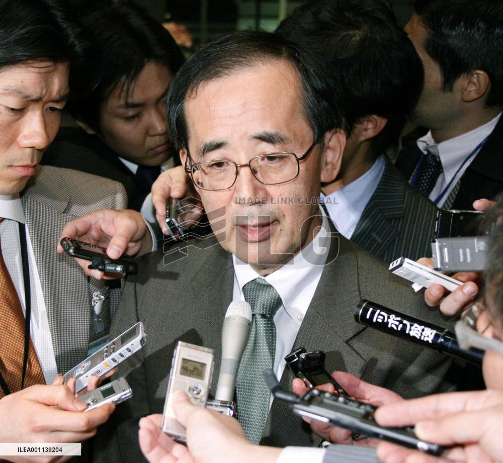 Hatoyama, Shirakawa discuss deflation
