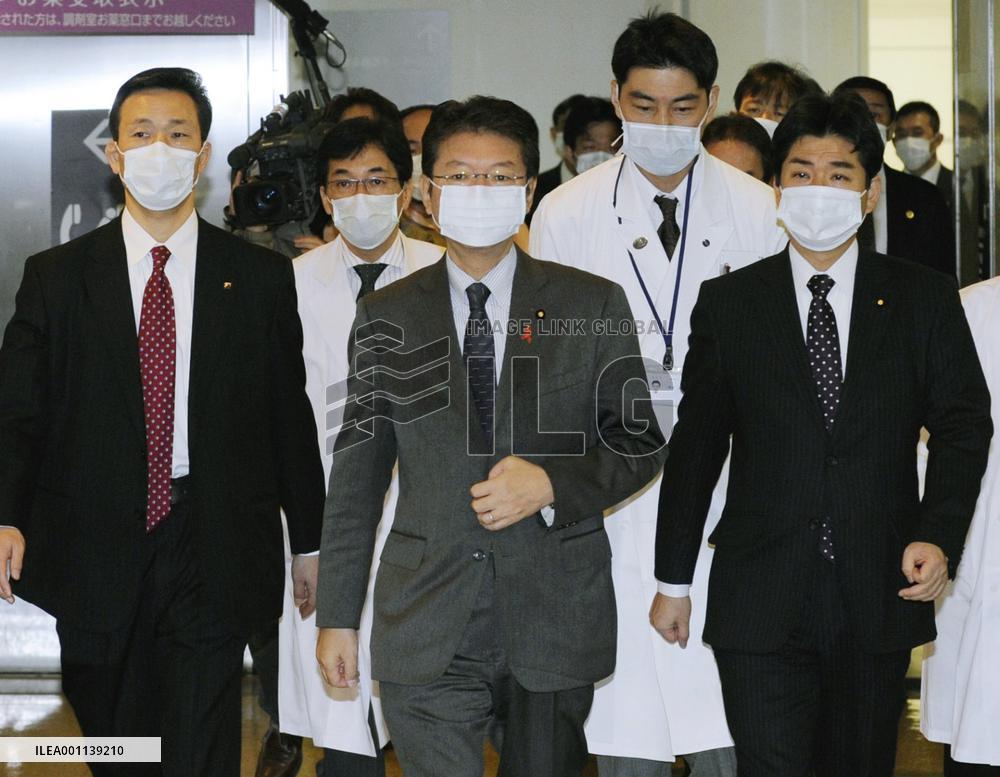 Health minister inspects Tokyo hospital