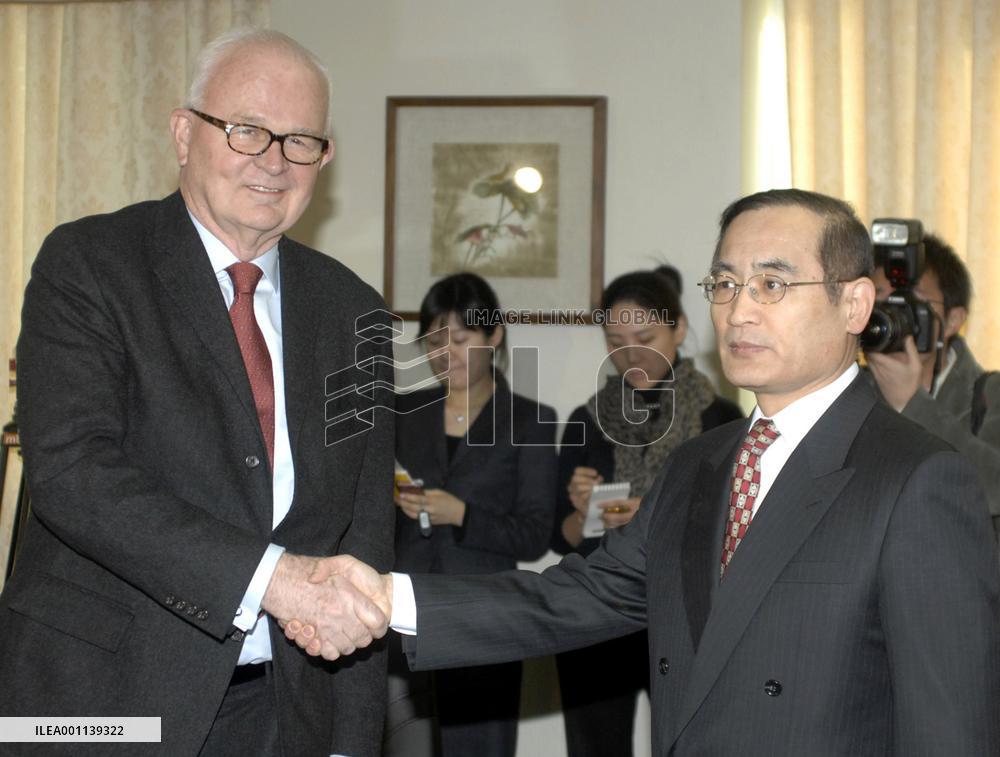 Bosworth meets with Wi ahead of Pyongyang visit