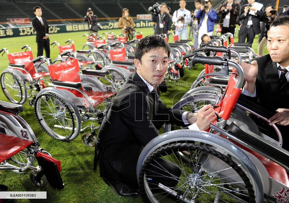 Hanshin's ailing Akahoshi hangs up glove
