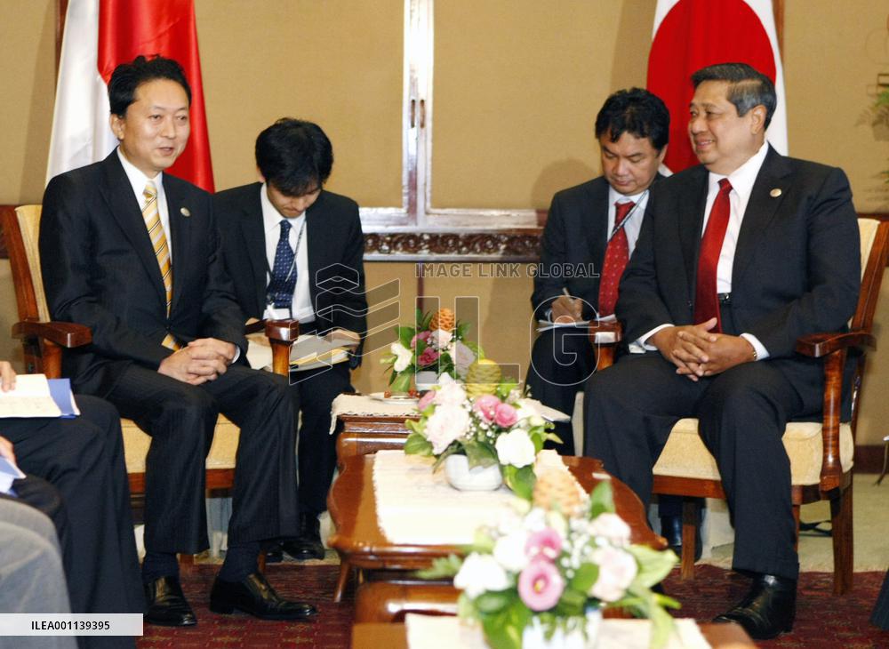 Japanese PM Hatoyama talks with Indonesian President Yudhoyono
