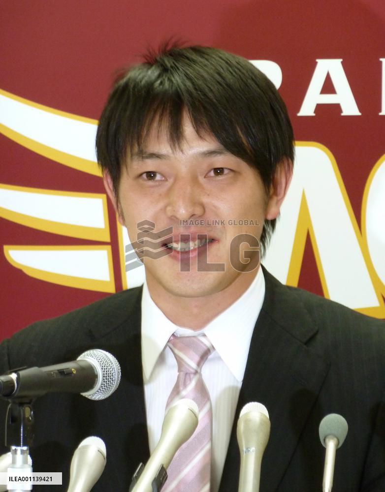 Iwakuma re-signs with Rakuten