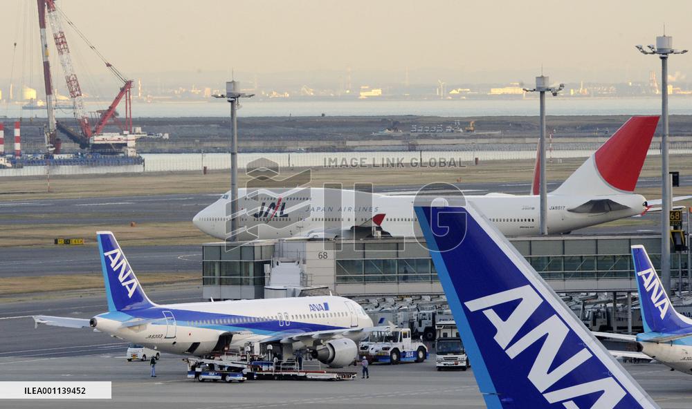 JAL, ANA airplanes at Haneda airport
