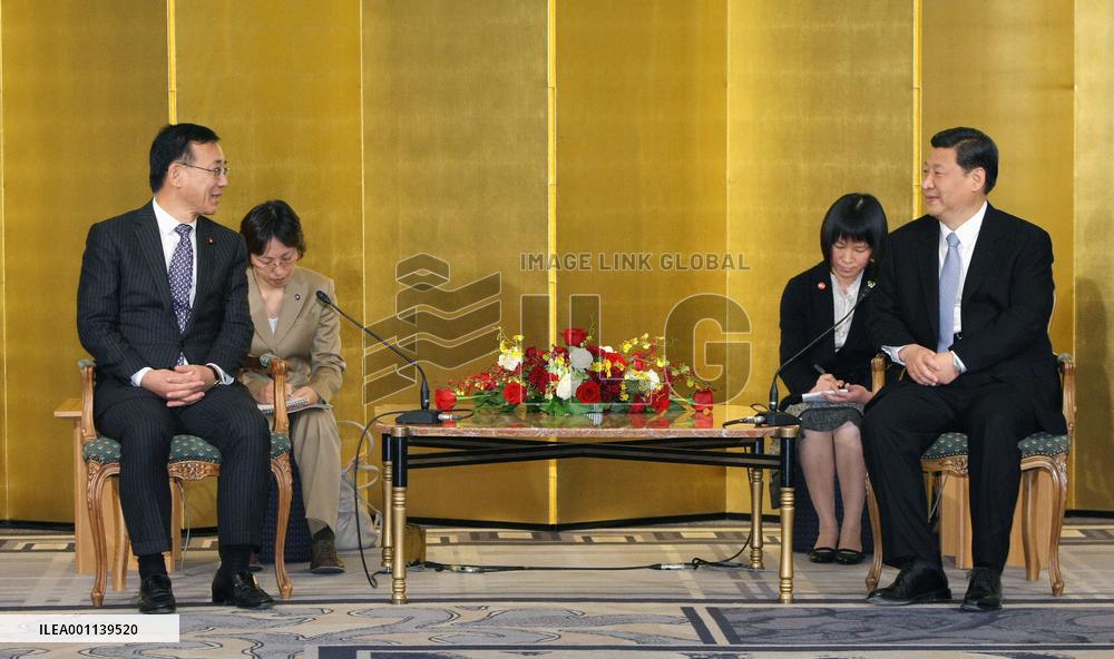Chinese Vice President Xi Jinping talks with Japanese leaders