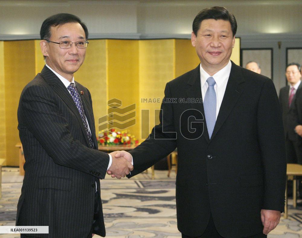 Chinese Vice President Xi Jinping talks with Japanese leaders