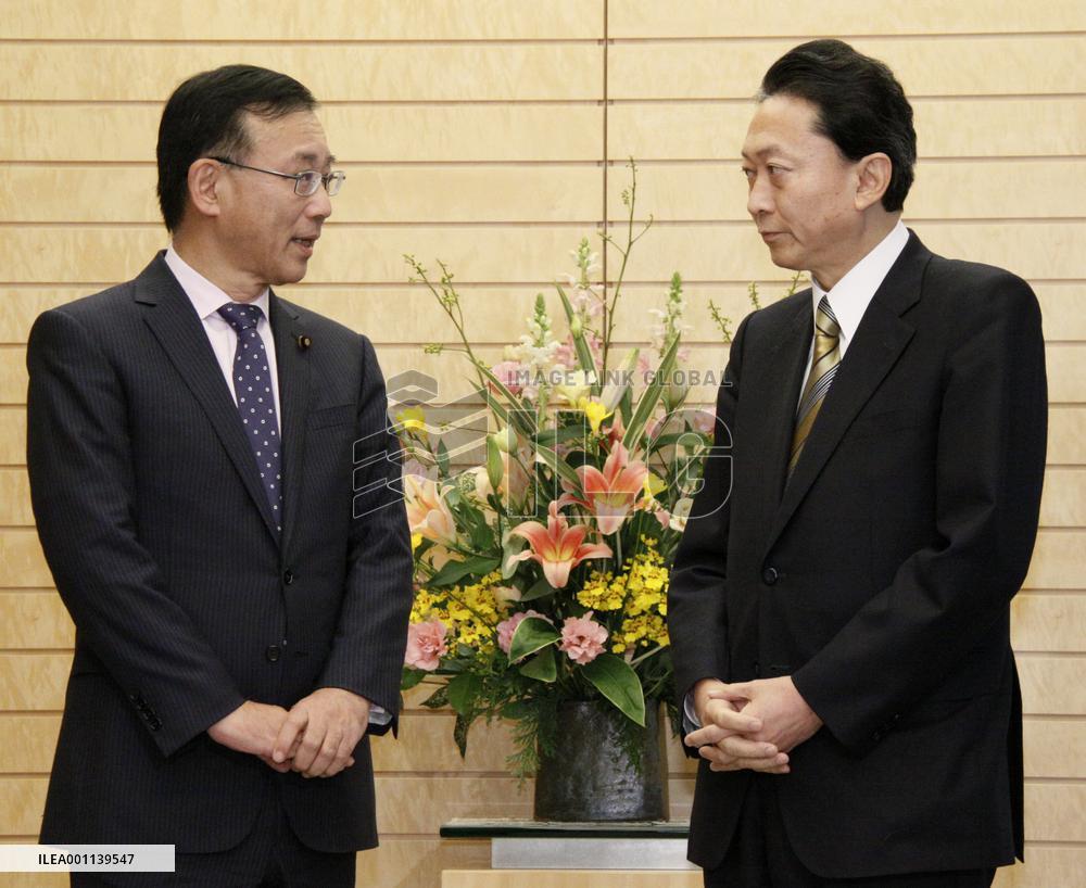 Hatoyama, LDP chief Tanigaki hold 1st meeting