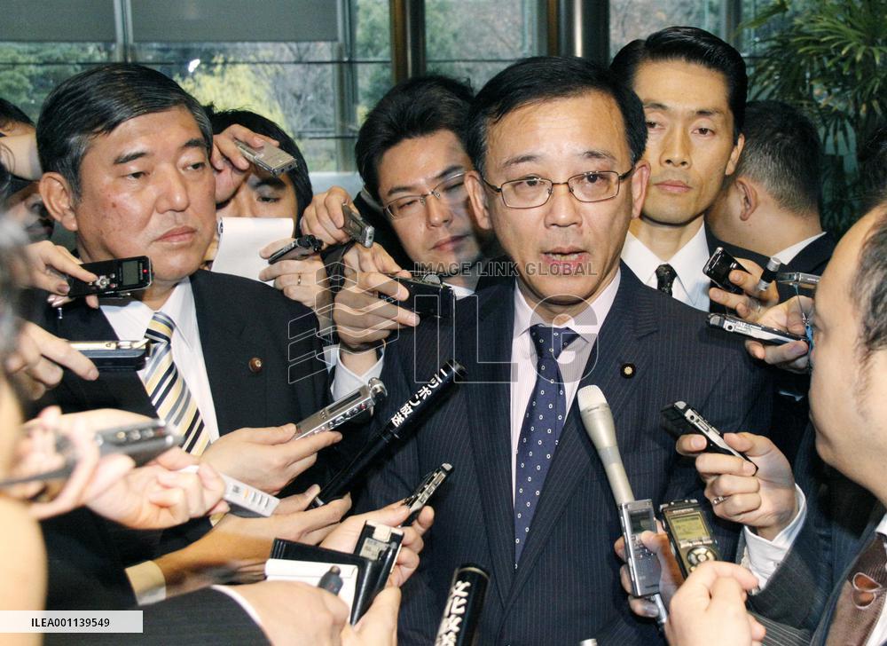 LDP chief Tanigaki speaks to reporters