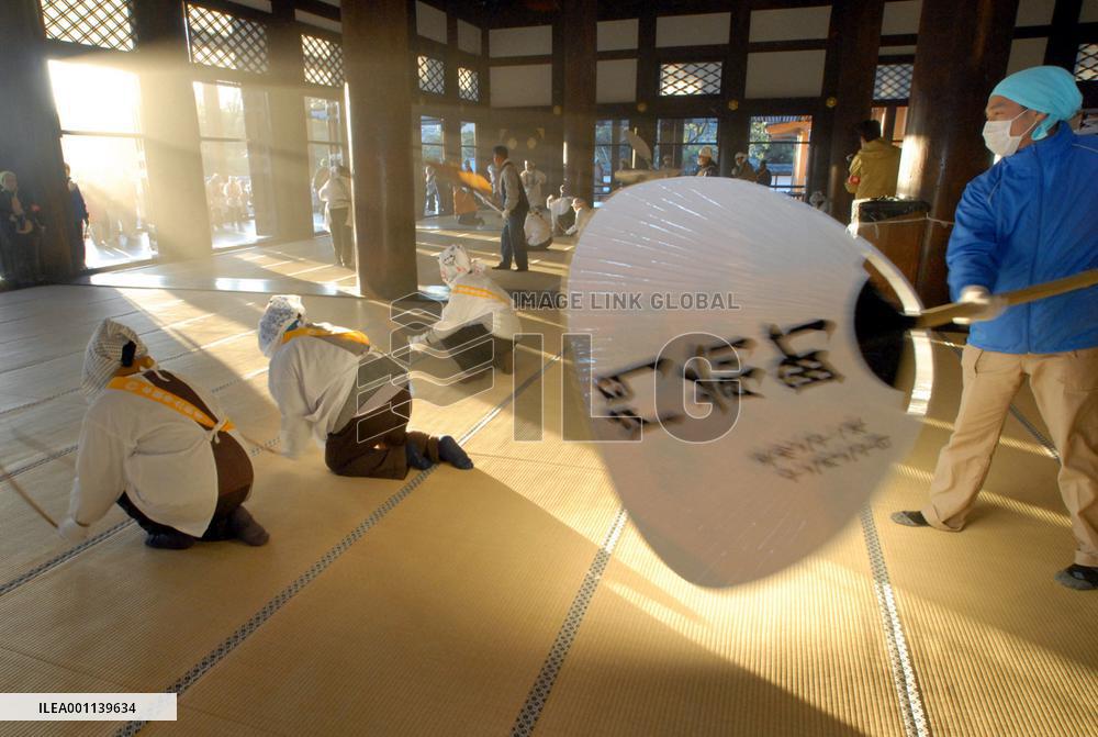 Followers clean Higashi-Honganji Temple for new year