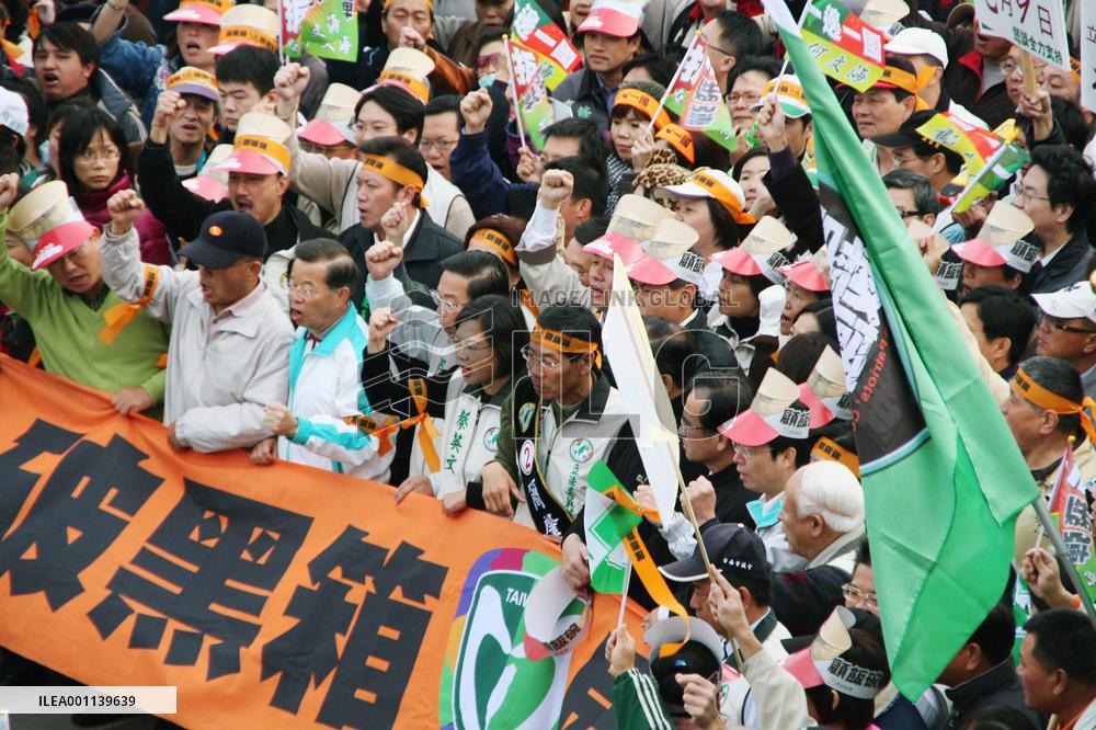 Taiwan protesters take to streets ahead of talks with China