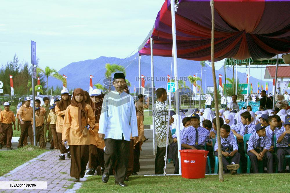 People flock to Aceh 'ground zero' to mark tsunami anniversary