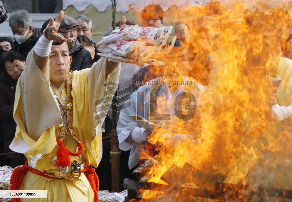 Wooden charms burned at Narita event