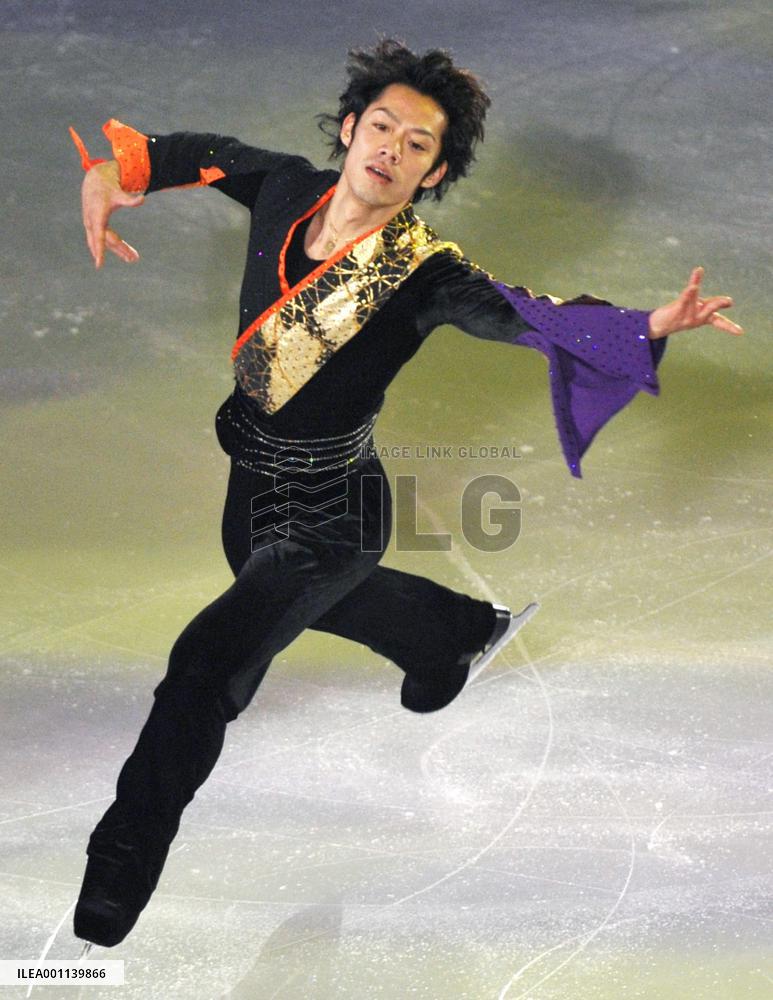 Takahashi performs in exhibition
