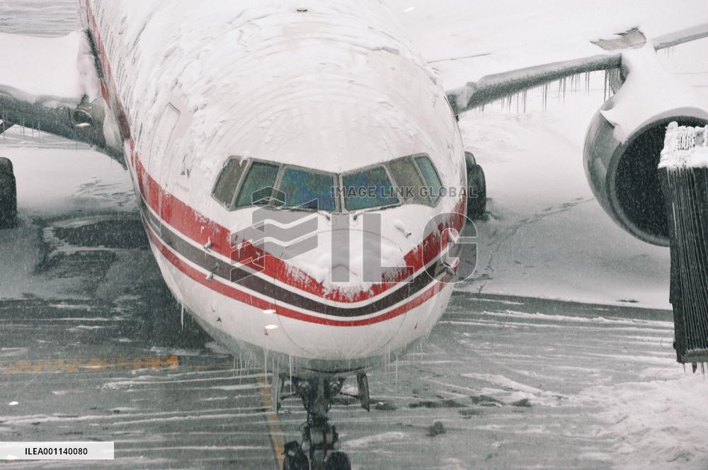 Icicles form on airplane in Beijing