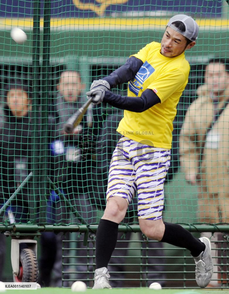 Ichiro works out in Kobe