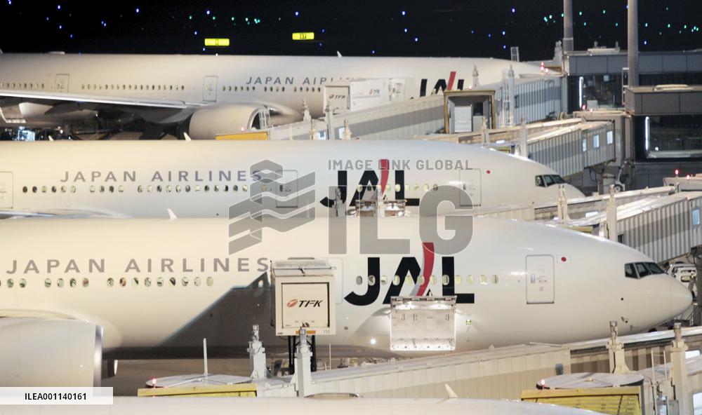 Gov't seeks JAL's court-backed bankruptcy, cuts in int'l ops