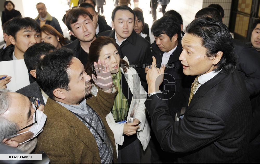 Ex-sumo champ Takanohana challenges tradition