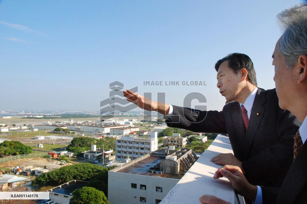 Chief Cabinet secretary visits Okinawa