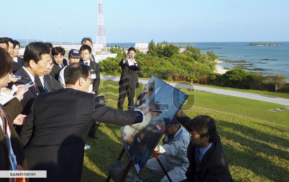 Chief Cabinet secretary visits Okinawa