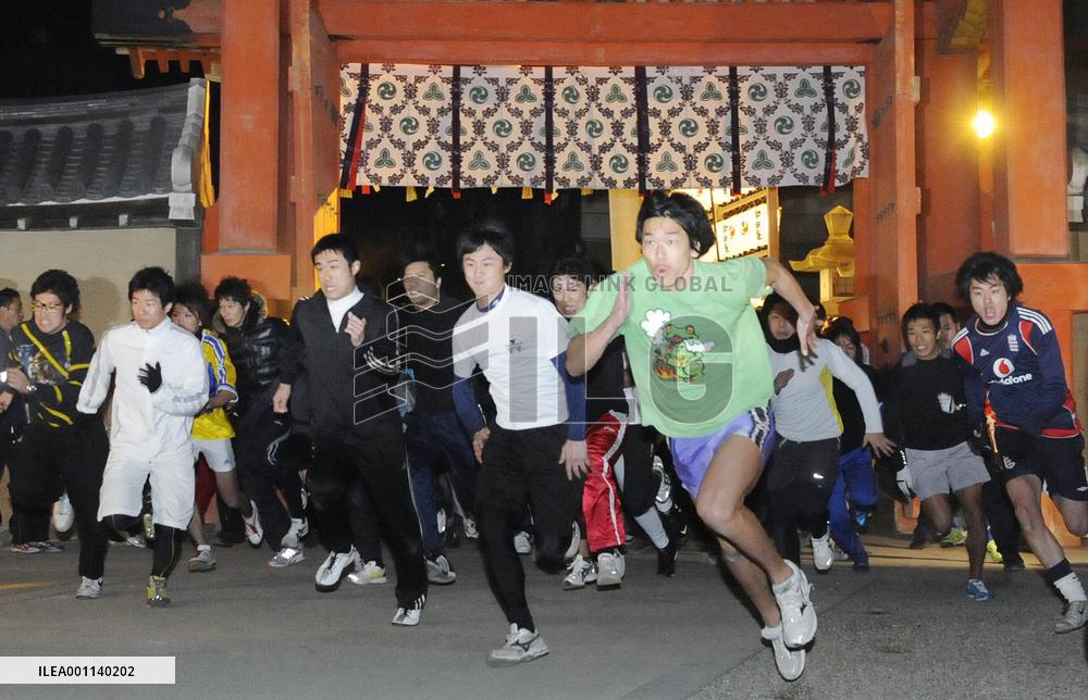 Men race for 'luckiest' award at Japan shrine