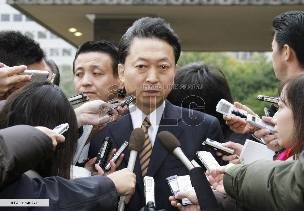 Hatoyama speaks about JAL pension cuts