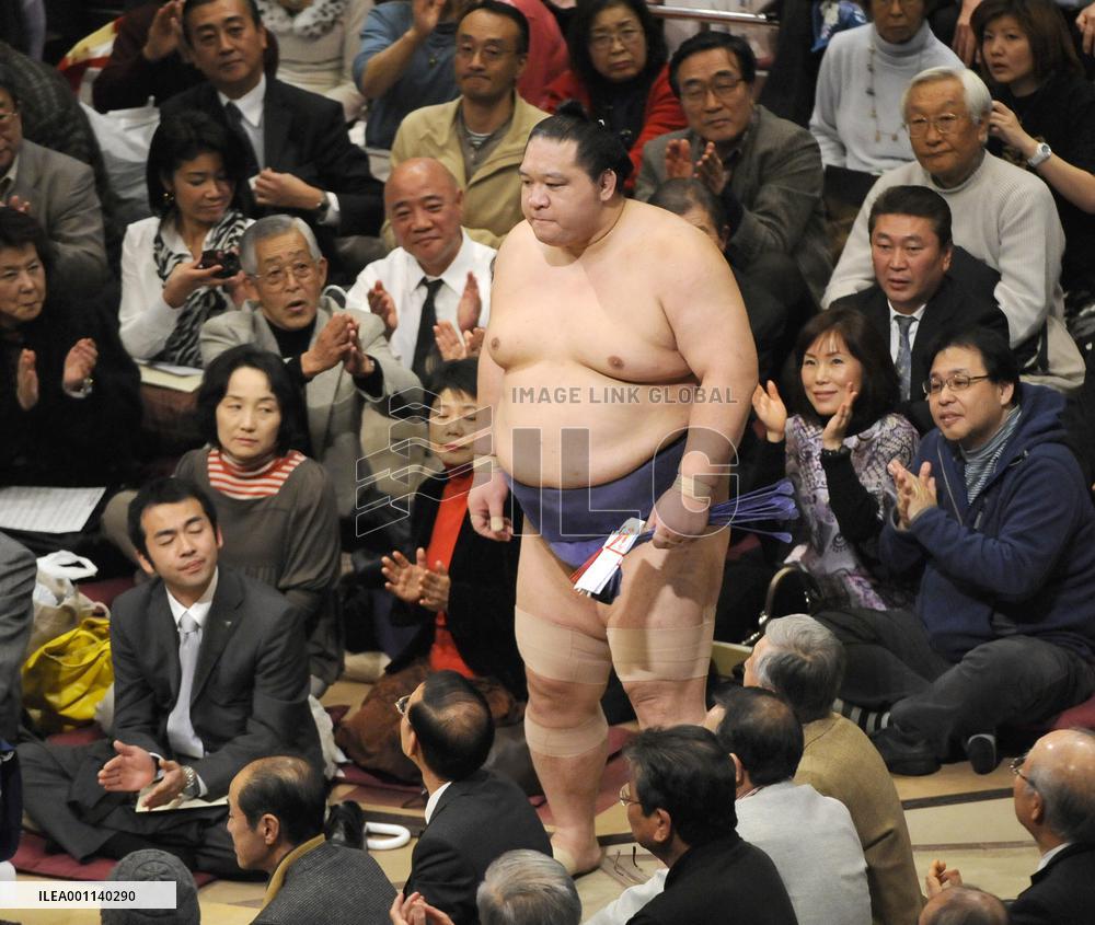 Veteran ozeki Kaio makes sumo history at New Year basho