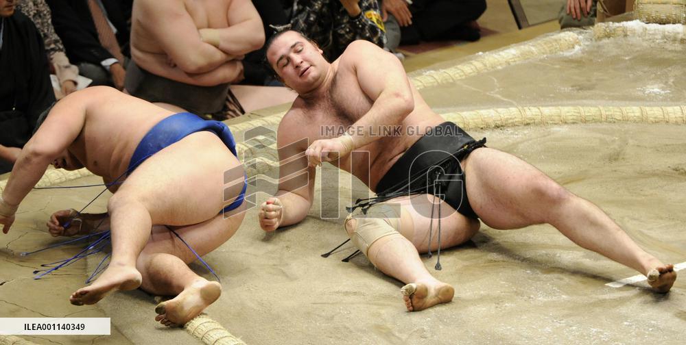 Ozeki Kotooshu defeated by Kakuryu in New Year sumo tourney